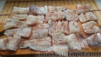 Фото приготовления рецепта: Рыба, запечённая с овощами в горшочке - шаг №3