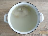 Фото приготовления рецепта: Куриный суп с чечевицей и овощами - шаг №3