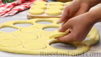Фото приготовления рецепта: Пончики "Берлинеры" с клубничной начинкой - шаг №12