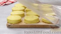 Фото приготовления рецепта: Пончики "Берлинеры" с клубничной начинкой - шаг №14