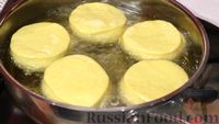 Фото приготовления рецепта: Пончики "Берлинеры" с клубничной начинкой - шаг №17