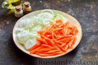 Фото приготовления рецепта: Хек, тушенный в томатном соусе, с луком и морковью - шаг №7