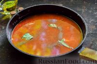 Фото приготовления рецепта: Хек, тушенный в томатном соусе, с луком и морковью - шаг №11