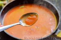 Фото приготовления рецепта: Хек, тушенный в томатном соусе, с луком и морковью - шаг №12