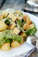 Фото приготовления рецепта: Классический салат "Цезарь" - шаг №16