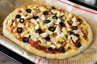 Фото приготовления рецепта: Пицца с курицей, ананасами и маслинами, из дрожжевого теста - шаг №19