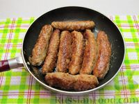 Фото приготовления рецепта: Колбаски из мясного фарша с чесноком (на сковороде) - шаг №12