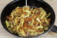 Фото приготовления рецепта: Жареная картошка с грибами и морковью по-корейски - шаг №12