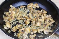Фото приготовления рецепта: Жареная картошка с грибами и морковью по-корейски - шаг №6