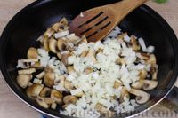 Фото приготовления рецепта: Жареная картошка с грибами и морковью по-корейски - шаг №5