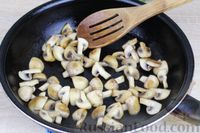 Фото приготовления рецепта: Жареная картошка с грибами и морковью по-корейски - шаг №4