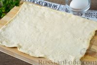 Фото приготовления рецепта: Мини-слойки с колбасой и сыром - шаг №5