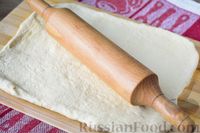 Фото приготовления рецепта: Булочки из слоёно-дрожжевого теста, с колбасой и сыром - шаг №2