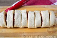 Фото приготовления рецепта: Булочки из слоёно-дрожжевого теста, с колбасой и сыром - шаг №7