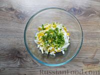 Фото приготовления рецепта: Салат из кальмаров с кукурузой, огурцами и яйцами - шаг №8