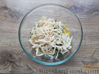 Фото приготовления рецепта: Салат из кальмаров с кукурузой, огурцами и яйцами - шаг №10