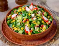 Фото к рецепту: Крабовый салат с кукурузой, огурцом, фетой и шпинатом