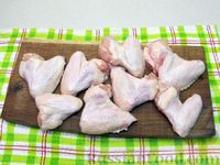 Фото приготовления рецепта: Куриные крылышки, тушенные  в томатном соусе - шаг №2