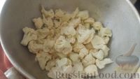 Фото приготовления рецепта: Суп с капустой, консервированным горошком и макаронами (на говяжьем бульоне) - шаг №3