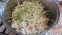 Фото приготовления рецепта: Суп с капустой, консервированным горошком и макаронами (на говяжьем бульоне) - шаг №11