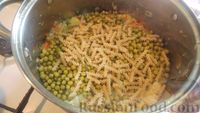 Фото приготовления рецепта: Суп с капустой, консервированным горошком и макаронами (на говяжьем бульоне) - шаг №15