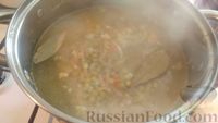 Фото приготовления рецепта: Суп с капустой, консервированным горошком и макаронами (на говяжьем бульоне) - шаг №17