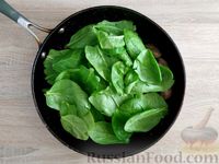 Фото приготовления рецепта: Салат из печени со шпинатом и стручковой фасолью - шаг №10