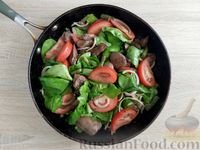 Фото приготовления рецепта: Салат из печени со шпинатом и стручковой фасолью - шаг №13