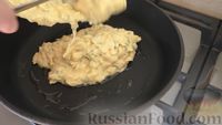 Фото приготовления рецепта: Ленивые хачапури на кефире (на сковороде и в духовке) - шаг №7