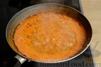 Фото приготовления рецепта: Тефтели с сыром, тушенные в томатном соусе, с оливками - шаг №13