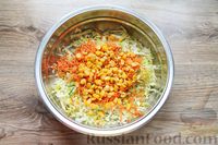 Фото приготовления рецепта: Овощной салат с кальмарами и кукурузой - шаг №8