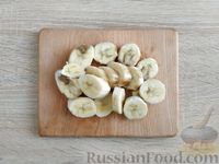 Фото приготовления рецепта: Шпинатно-банановый смузи с кефиром и мёдом - шаг №3
