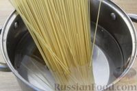 Фото приготовления рецепта: Спагетти под томатным соусом - шаг №3