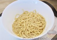 Фото приготовления рецепта: Спагетти под томатным соусом - шаг №9