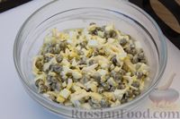 Фото приготовления рецепта: Салат из консервированного горошка и плавленого сыра - шаг №7