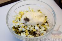 Фото приготовления рецепта: Салат из консервированного горошка и плавленого сыра - шаг №6