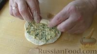 Фото приготовления рецепта: Дрожжевые пирожки с жареными яйцами и зеленью - шаг №12