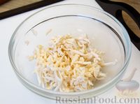 Фото приготовления рецепта: Салат из консервированного горошка и плавленого сыра - шаг №3