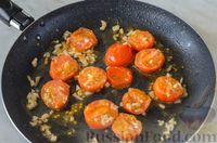 Фото приготовления рецепта: Жареная треска с помидорами и оливками - шаг №6