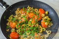 Фото приготовления рецепта: Жареная треска с помидорами и оливками - шаг №10