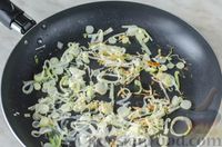 Фото приготовления рецепта: Сырный суп с грибами и луком-пореем - шаг №4