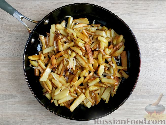 тушеная картошка в сковороде вок