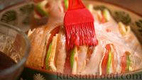 Фото приготовления рецепта: Сочная куриная грудка, фаршированная кабачками, помидорами и сыром - шаг №11