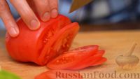 Фото приготовления рецепта: Сочная куриная грудка, фаршированная кабачками, помидорами и сыром - шаг №8