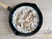 Фото приготовления рецепта: Куриное филе со шпинатом и грибами, в сливочном соусе - шаг №7