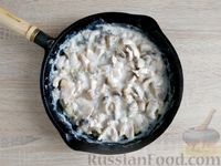 Фото приготовления рецепта: Куриное филе со шпинатом и грибами, в сливочном соусе - шаг №8