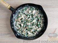 Фото приготовления рецепта: Куриное филе со шпинатом и грибами, в сливочном соусе - шаг №10