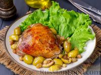 Фото к рецепту: Курица, запечённая с оливками и изюмом