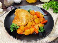 Фото к рецепту: Куриные бёдрышки с картошкой, тушенные в медово-соевом соусе