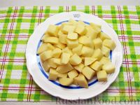 Фото приготовления рецепта: Куриные бёдрышки с картошкой, тушенные в медово-соевом соусе - шаг №5